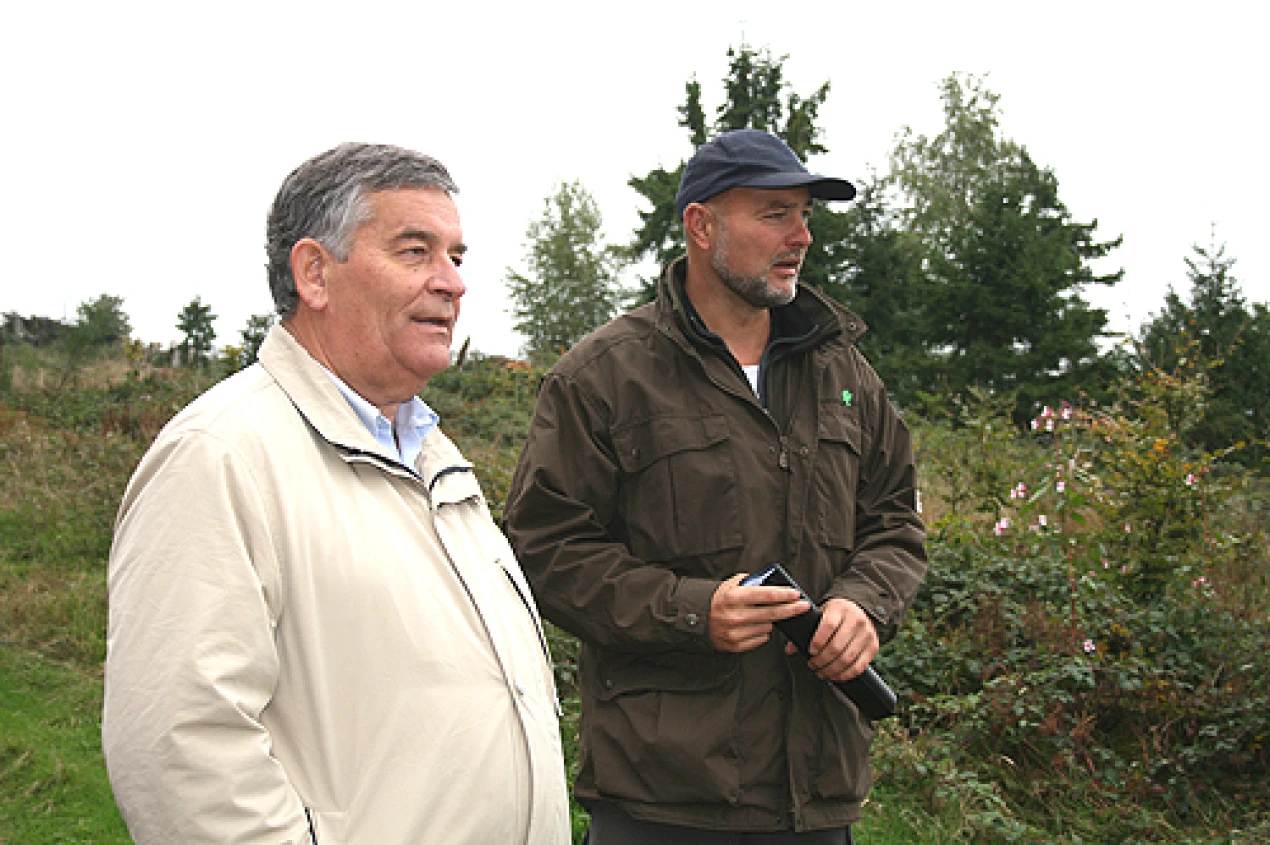 Landrat Hagen Jobi und Revierleiter Wolfgang Müller an einer sogenannten Kahlstelle, die aufgeforstet wird. (Foto: OBK) 