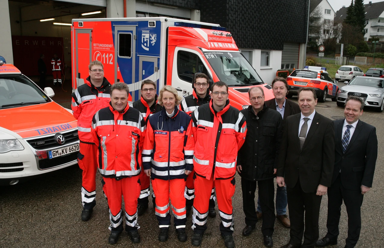 Kreisdirektor Jochen Hagt (2.v.r) mit Klaus Grootens (r.), Dr. Ralf Mühlenhaus (3.v.r.) und Bürgermeister Dr. Josef Korsten beim Wachwechsel an der Rettungswache Radevormwald. (Foto: OBK)