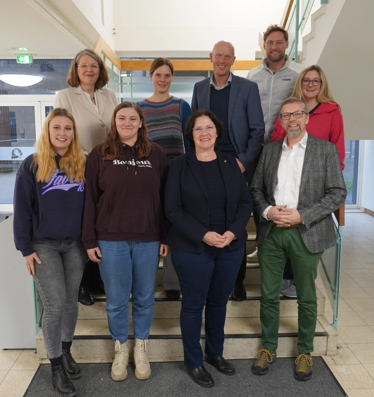 Neue Kooperation zur Qualifizierung in der Erzieherinnen- und Erzieher-Ausbildung: (v.l. Reihe unten) Cheyenne Graen, Studierende der Praxisintegrierten Ausbildung in Wipperfürth; Ronja Schmidt, Studierende der Praxisintegrierten Ausbildung in Wipperfürth; Birgit Steuer, Leitung Bildungsbüro Oberberg; Thilo Mücher, Schulleiter Bergisches Berufskolleg Wipperfürth und Wermelskirchen; (v.l. Reihe oben) Dr.(USA) Beate Eulenhöfer-Mann, Schulleiterin Berufskolleg Dieringhausen; Caroline Tichy, Lehrkraft Berufskolleg Dieringhausen; Tim Bubenzer, Vorstand KSB Oberberg; Christian Stark-Charles, Lehrkraft Berufskolleg Wipperfürth und Wermelskirchen; Karin Schwarzer, Lehrkraft Berufskolleg Wipperfürth und Wermelskirchen (Foto: OBK)