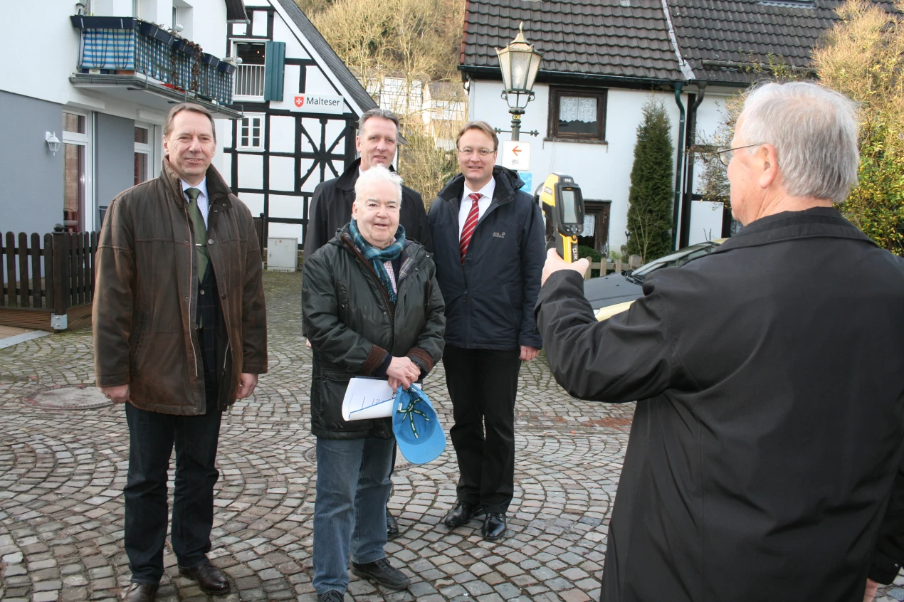 Hausbesitzer Hans-Peter Fielenbach hat sein Geschäftshaus erfolgreich umgebaut und energetisch saniert. Das Ergebnis präsentiert er den Organisatoren der Thermografieaktion. (Foto:OBK) 