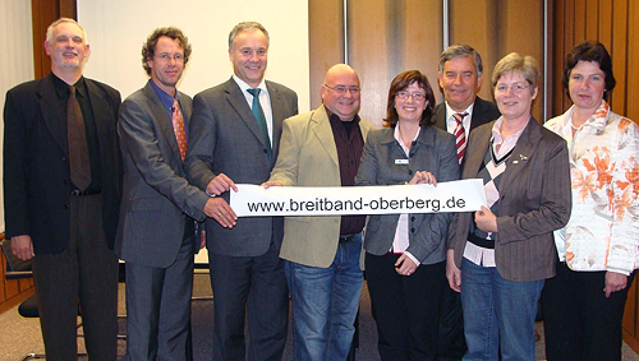 Rufen zum Mitmachen auf (v.l.): Uwe Stranz, Michael von Rekowski, Peter Koester, Michael Berka, Katarina Matesic, Landrat Hagen Jobi, Mechthild Dörmbach und Birgit Steuer. (Foto: OBK)