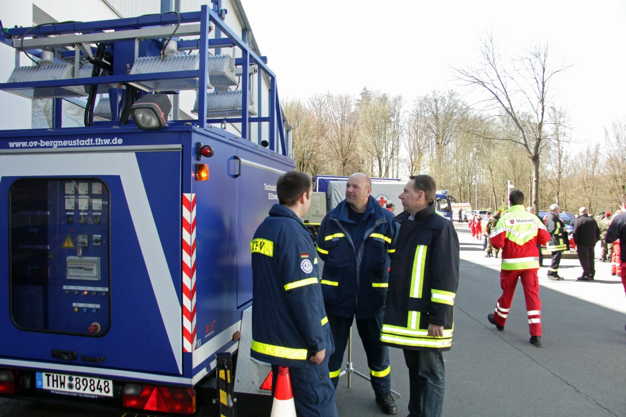 Das technische Hilfswerk informiert den Leiter des Krisenstabs über ihre technischen Möglichkeiten. (Foto: OBK)