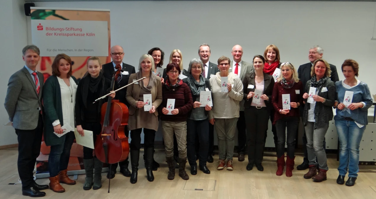 Der Arbeitskreis Übergang Kindergarten Grundschule im Reichshof hat den Eltern-Info Flyer mit Hilfe von Sponsoren erarbeitet. (Foto: OBK)  