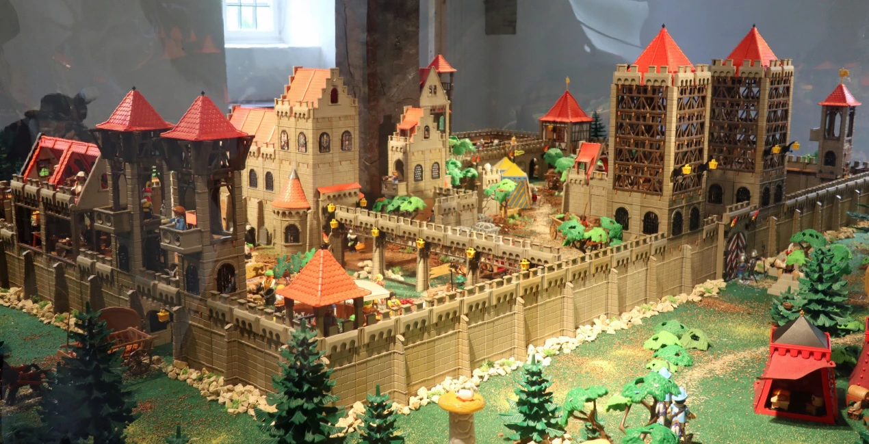 Eine ehemalige Burganlage wird zum Schloss - eine von vielen detailreichen Szenen in der PLAYMOBIL-Sonderausstellung. (Foto: OBK)