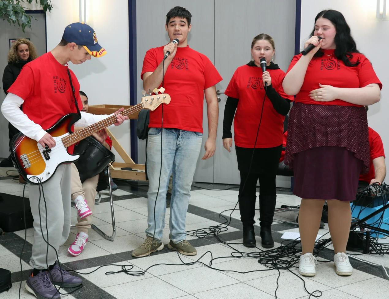 Die Schulband der Helen-Keller-Schule präsentierten ihr selbstgeschriebenes Weihnachtslied. (Foto: OBK). 