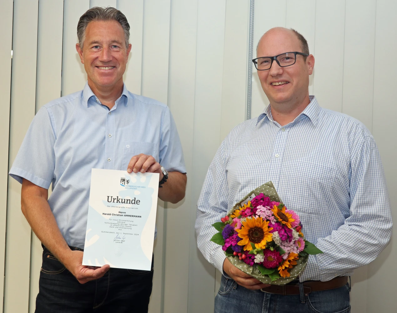 Ralf Schmallenbach gratuliert Harald Ammermann zum Dienstjubiläum. (Foto: OBK)
