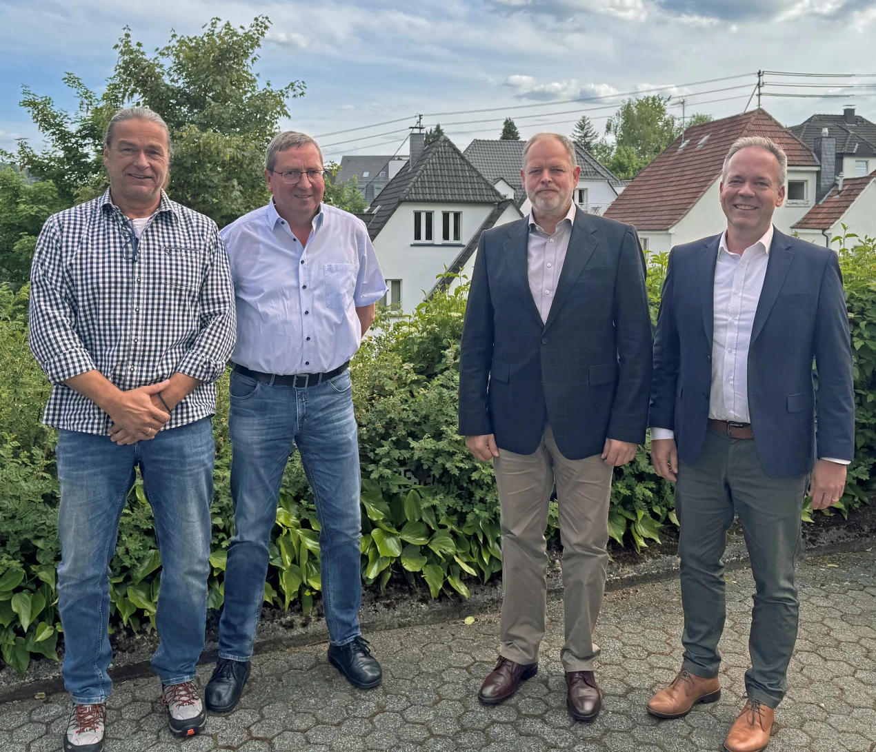 Kreisdirektor Klaus Grootens (r.) begrüßte Dirk Menzel (l.) als neuen Kreisjagdberater sowie dessen Stellvertreter Oliver Sadowski (3. v. l.). Er  verabschiedete den langjährigen Kreisjagdberater Baldur Neubauer (2. v. l.)   und dankte ihm für sein besonderes Engagement. (Foto: OBK)