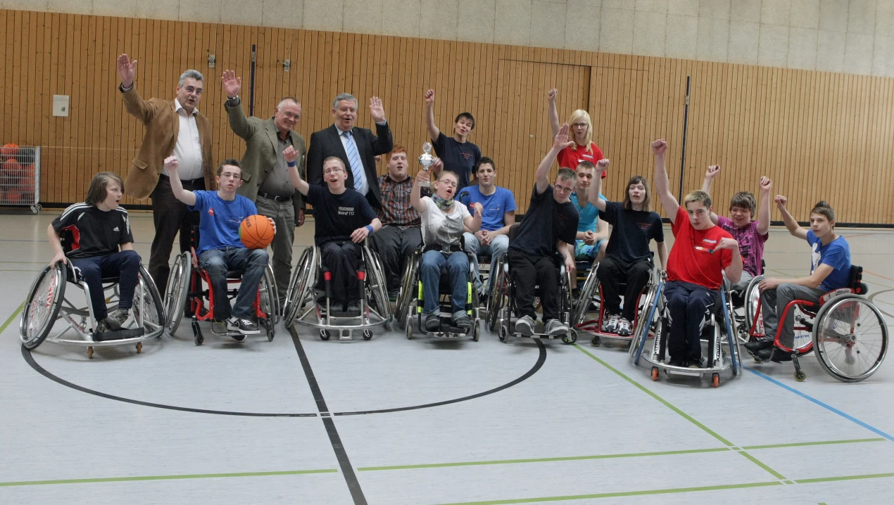 Die Paralympicsteilnehmer, die Leiterin Monika Güdelhöfer und die Schulleitung freuten sich über den Besuch des Landrates. Die Teilnehmer im Schimmen sind: Jacqueline Bobbe, Robin Schmidt, Tim-Philipp Sitz, Michael Schäfer, Benjamin Barth, Lena Sonza Reorda, Ronja Pastoors, Michelle Weber  und beim Rollibasketball: Moses Adam, Tristan Bläsing, Tamara Brensing, Orlando Rizzuti, Niklas Schulz, Tom Hellmann, Dennis Schmidt (Foto: OBK)