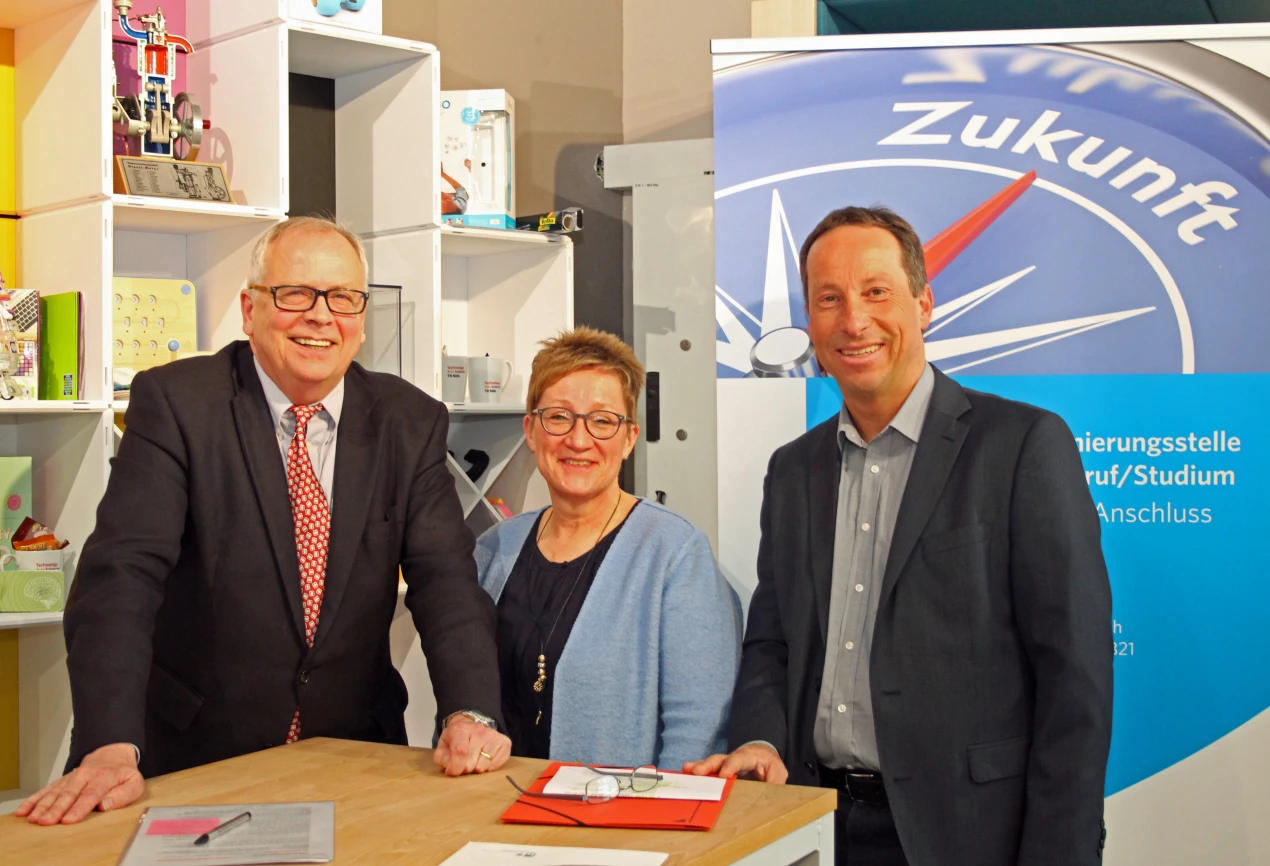 Wollen mit der OBKarriere ein passgenaues Angebot für Oberstufenschülerinnen und -schüler in der Region anbieten (v.l.n.r.): Prof. Dr. Christian Averkamp, Dekan der Fakultät für Informatik und Ingenieurswissenschaften der TH Köln, Campus Gummersbach; Claudia Fuchs, Leiterin Kommunale Koordinierungsstelle Übergang Schule - Beruf/Studium des Oberbergischen Kreises und Frank Herhaus, Dezernent für Planung und Kreisentwicklung des Oberbergischen Kreises. (Foto: OBK) 