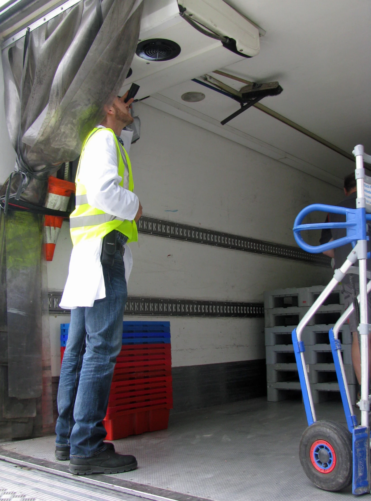 Prüfender Blick: In einem der kontrollierten Transporter war es im Kühlcontainer eindeutig zu warm. (Foto: OBK)