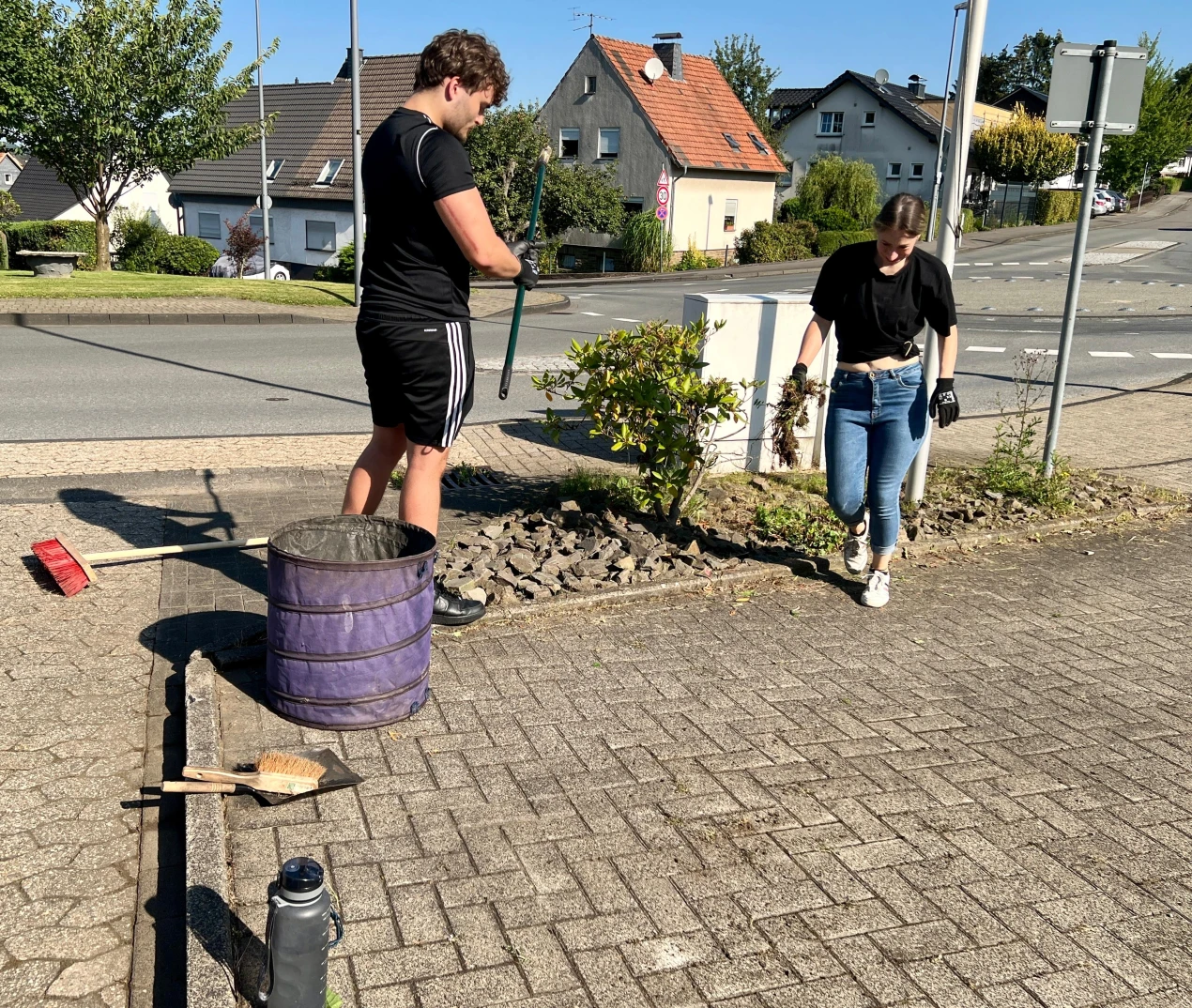 An der Rettungswache Lindlar der Freiwilligen Feuerwehr pflegten die Azubis die Umlagen. (Foto: OBK)    