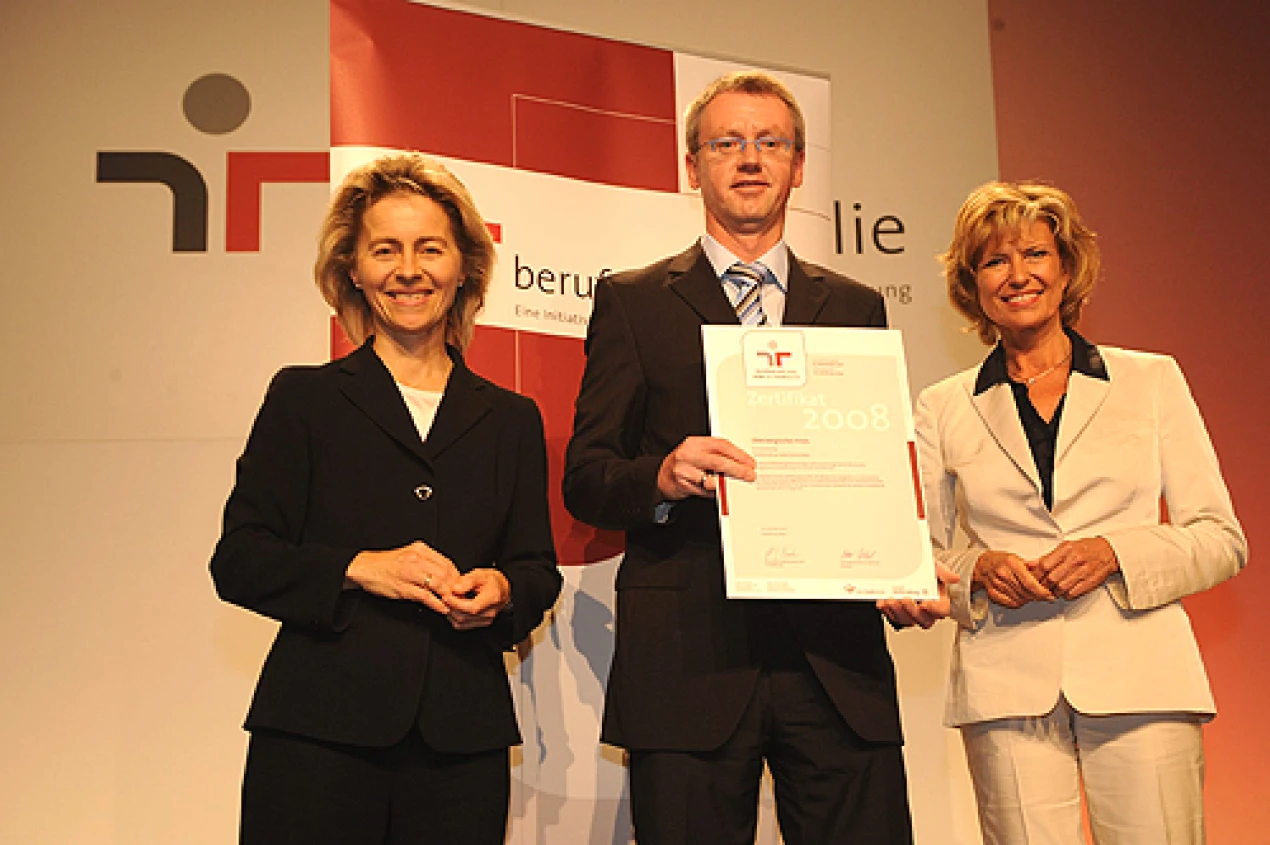 Bundesfamilienministerin Ursula von der Leyen (l.) und Staatssekretärin Dagmar Wöhrl überreichten Ulrich Welter das Zertifikat "audit berufundfamilie" für die familienfreundliche Personalpolitik der Kreisverwaltung. (Foto: Hertie Stiftung)