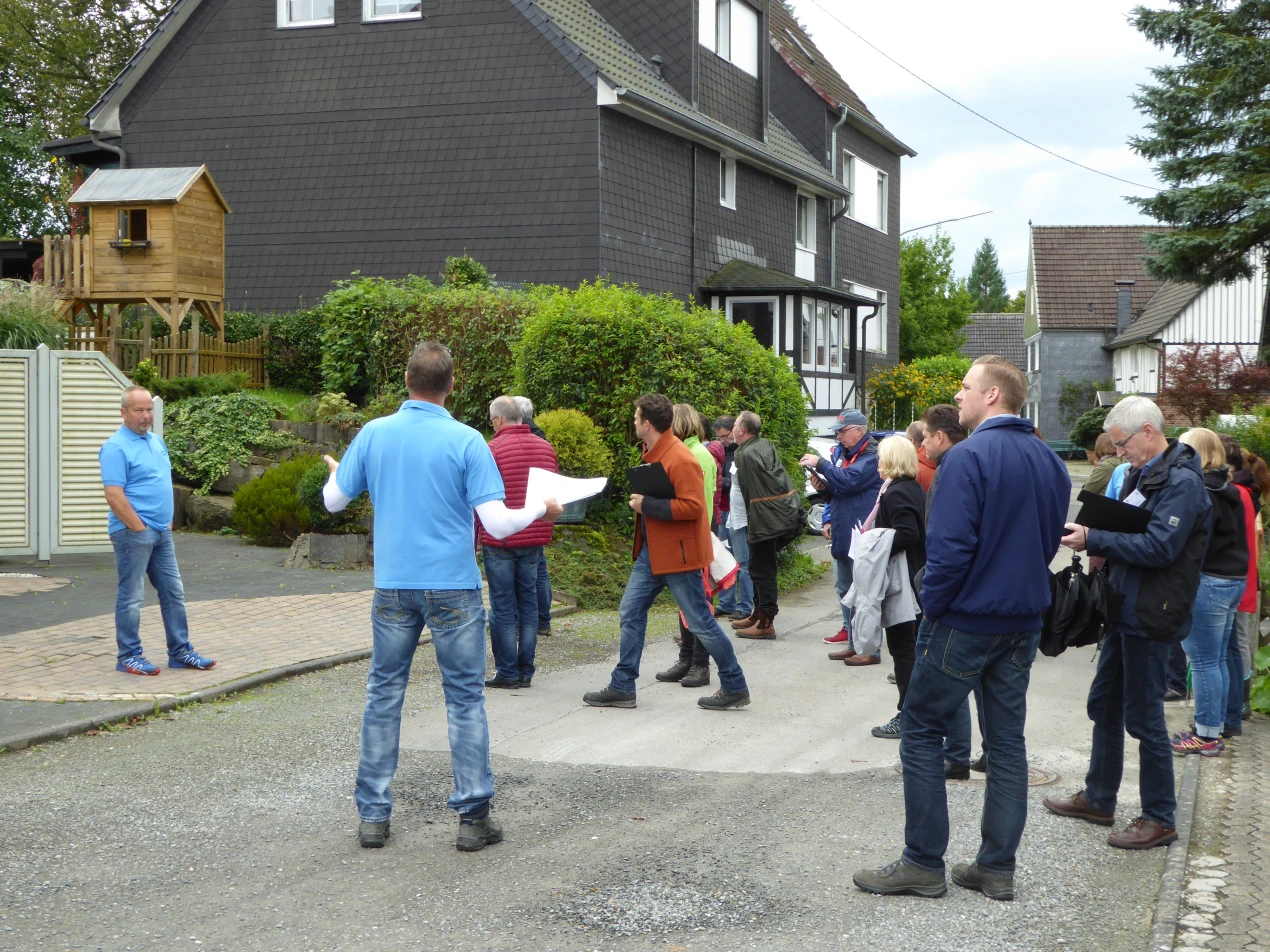 Die Bewertungskommission beim Dorfrundgang in Angfurten während des Kreiswettbewerbs 2017 (Foto: OBK)