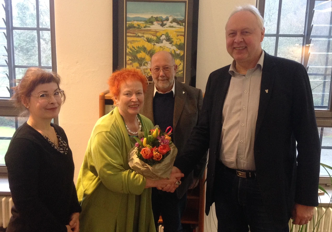 Sylvia Asmussen (Leiterin der  Ehrenamtsinitiative Weitblick des Oberbergischen Kreises, v.l.), Lotsin Gitta Quercia-Naumann, Lotse Hans-Willi Rudloff und Bürgermeister Dr. Gero Karthaus. (Foto: OBK)