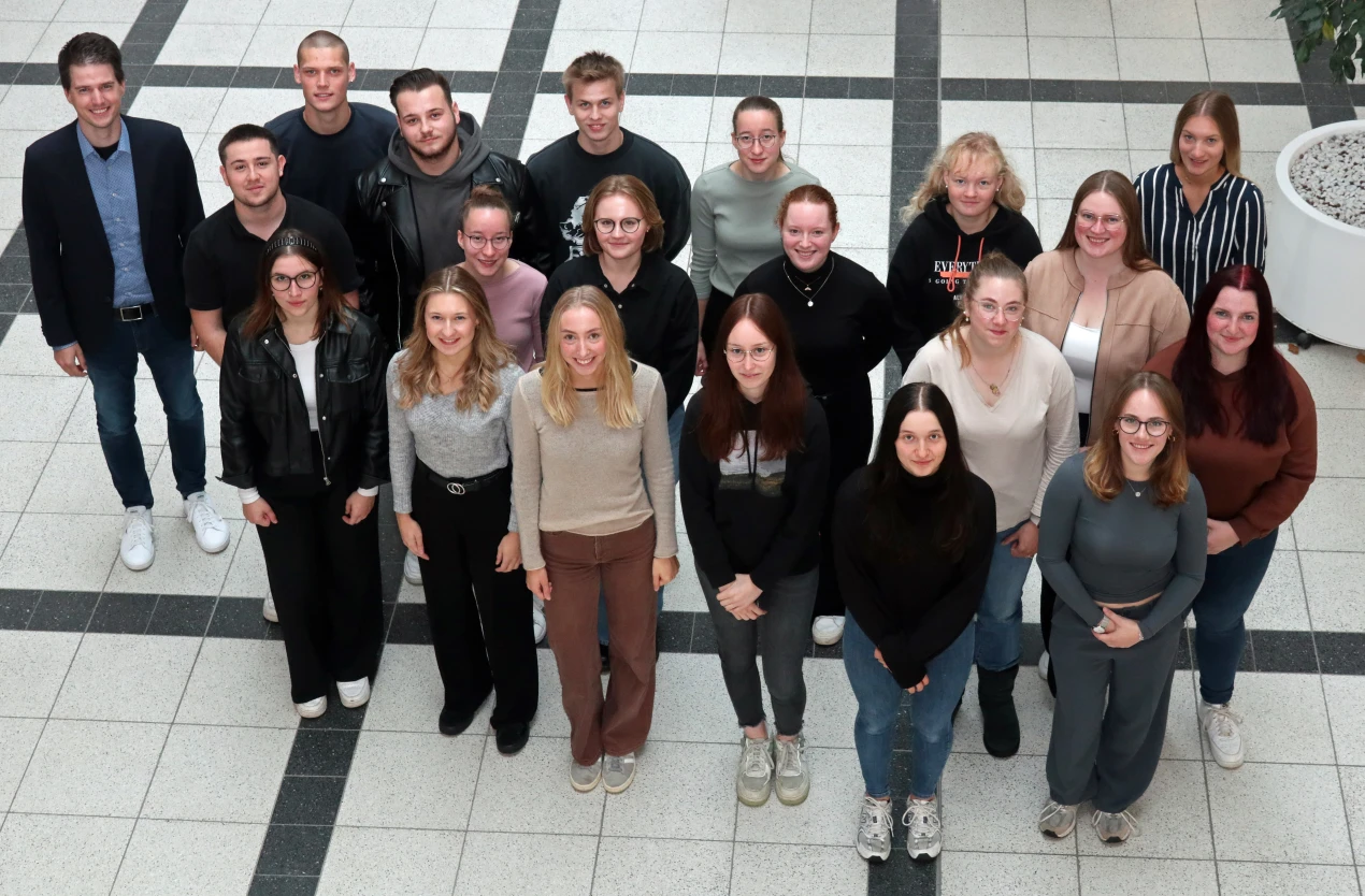 Herzlicher Empfang im Kreishaus: Die neuen auszubildenden Notfallsanitäterinnen und Notfallsanitäter mit den Ausbildungsbetreuern Jessica Roser (h.r.) und Joschka Hirte (h.l.). (Foto: OBK)