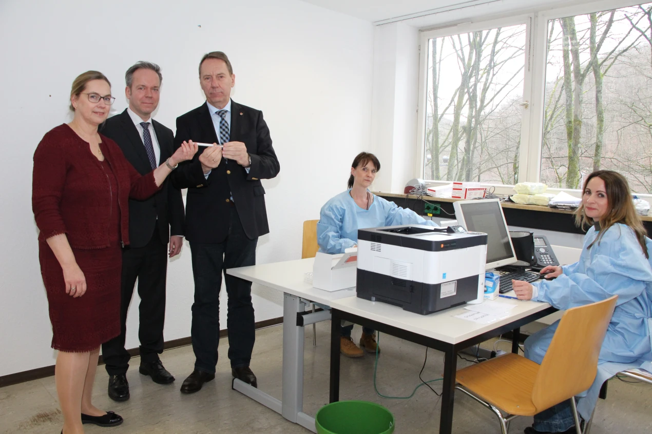 Landrat Jochen Hagt (M.), Kreisdirektor Klaus Grootens (2.l) und die Leiterin des Gesundheitsamtes des Oberbergischen Kreises Kaija Elvermann haben vor Inbetriebnahme die Räume zur Testung in Augenschein genommen. (Foto: OBK) 