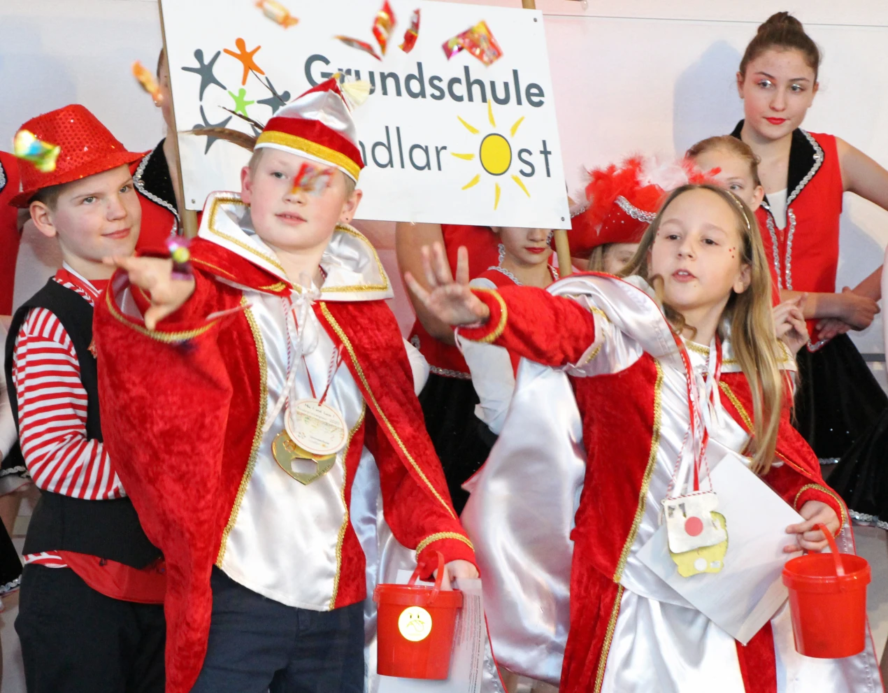Das Kinderprinzenpaar der GGS Kindlar Ost Prinzessin Mia und Prinz Luca kamen in Begleitung des TSC Lindlar und warfen Kamelle. (Foto: OBK)