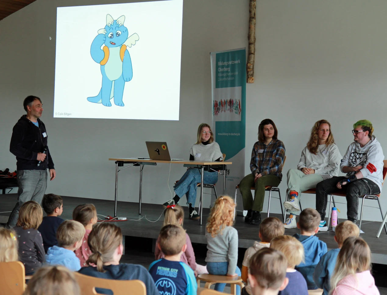 Der Dozent der ecosign-Akademie, Leo Leowald, stellte die Geschichten und Figuren der Studierenden der Projektgruppe vor (v.l.n.r.): Linda Glaser; Emilia Senotroussova, Sarah Brunßen und Colin Biltgen. (Foto: OBK)