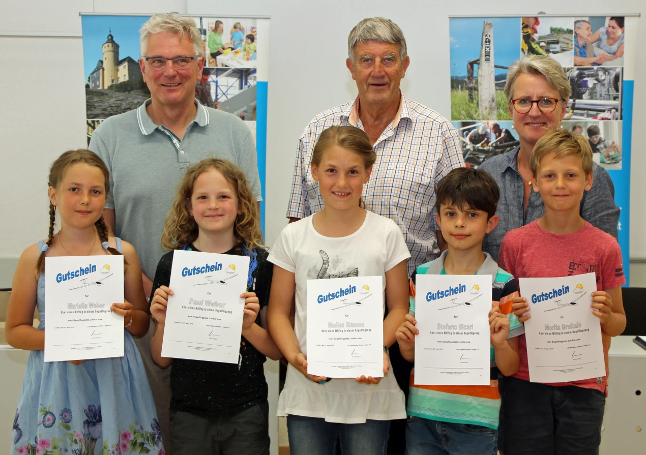 Freuten sich über die guten Leistungen: die oberbergischen Siegerkinder der landesweiten Matheolympiade (v.l.n.r.): Mariella Weber, GGS Morsbach; Paul Weber, Löwengrundschule Hückeswagen; Nadine Klassen, GGS Wiedenest; Stefano Sicari, GGS Engelskirchen und Moritz Brekalo, GVB Wiehl; der Organisator der Mathe-Olympiade für die oberbergischen Grundschulen Stephan Wittkampf (Schulleiter der GGS Lindlar-Ost); der stellvertretende Landrat Prof. Dr. Friedrich Wilke und Schulrätin Maria Engelhard (Schulaufsicht der Grundschulen im Oberbergischen Kreis. (Foto: OBK)
