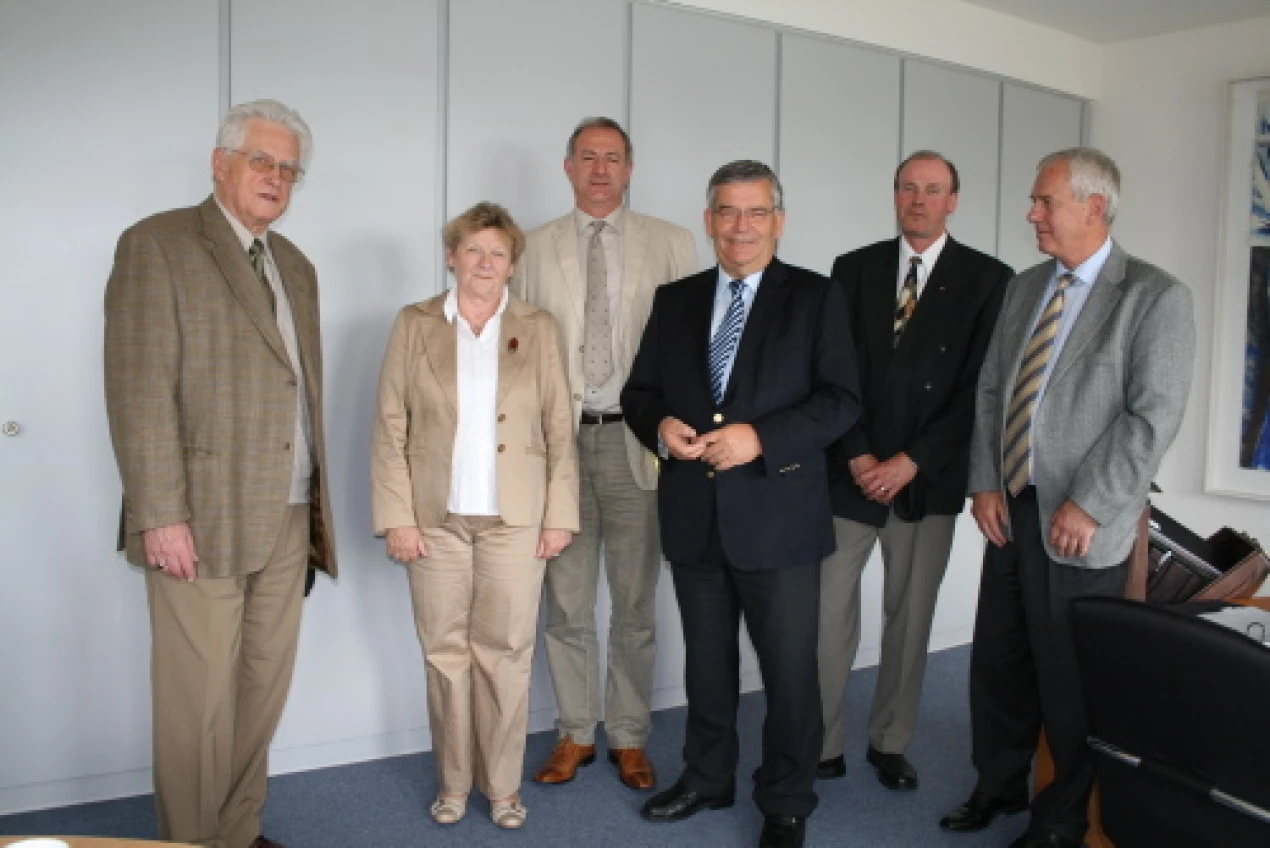 v.l.n.r.  Kurt Franchy, Pfarrer i. R.; Anna Janesch, Bundesreferat für Frauen, Aussiedler und Familie; Bischof Reinhart Guib, Landrat Hagen Jobi, Hauptanwalt Friedrich Gunesch, Dr. Hans Franchy (Foto: OBK)  