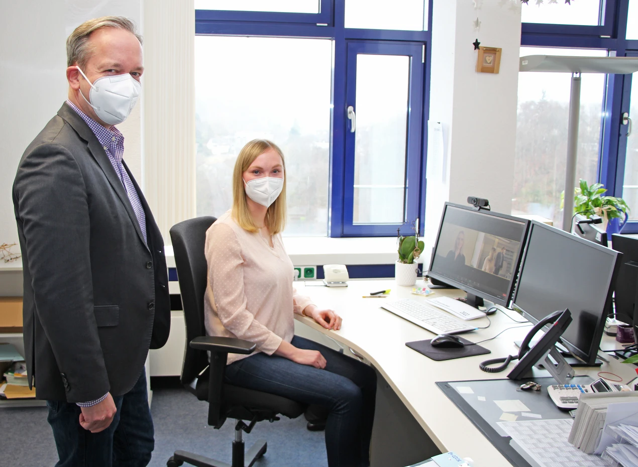 Kreisdirektor Klaus Grootens schaute beim Probelauf der neuen Online-Beratung in der Elterngeldstelle vorbei. (Foto: OBK)