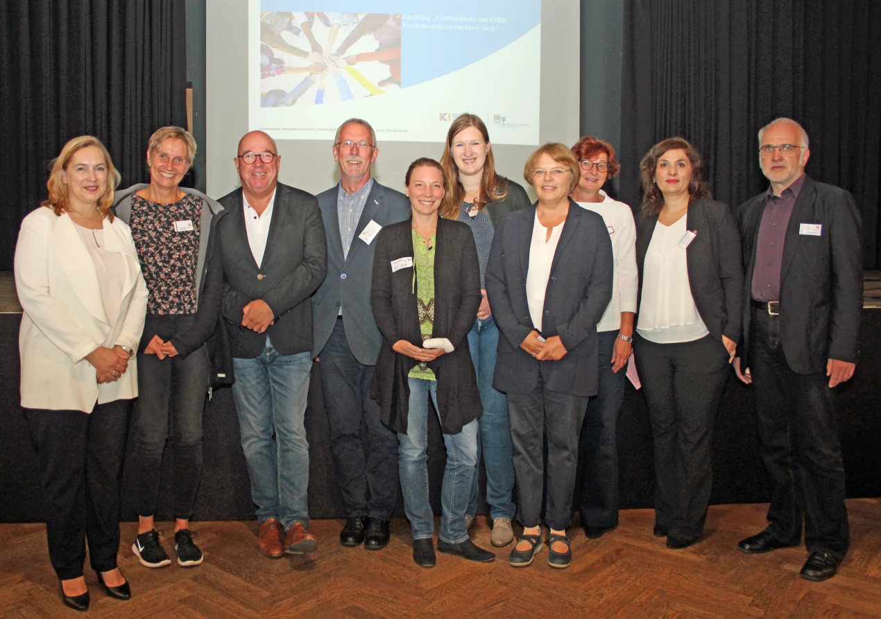 Die Organisatoren des Fachtags Geflüchtete im OBK. (v.l.n.r.):Kaija Elvermann, Leiterin des Gesundheitsamtes des Oberbergischen Kreises;  Susanne Hahmann, Wohnhilfen Oberberg; Wilfried Holberg, Bürgermeister der Stadt Bergneustadt; Hubertus Vierschilling, Gesundheitsamt des Oberbergischen Kreises; Suse Düsing- Hesse und Sarah Krämer, Kommunales Integrationszentrum des Oberbergischen Kreises; Karin Keller, Gesundheitsamt; Gabriele Goldschmidt, Caritas Oberberg; Belma Hadzeric, Diakonie An der Agger und Wilfried Fenner, Wohnhilfen Oberberg. (Foto: OBK) 