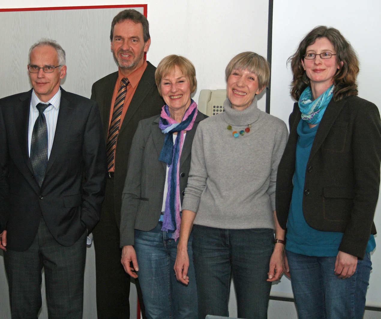 Sie organisieren den "Dialog der Kulturen", v.l.n.r.: Dr. Christian Dickschen, Kreis-Integrationsbeauftragter; Rainer Ochel, Leiter des Kreisamtes für Weiterbildung und Studium; Renée Scheer, Leiterin der KVHS; Dr. Ingrid Kreide-Damani und Irmgard Hellmann de Manrique, Referentinnen des ESE e.V. (Foto:OBK)             