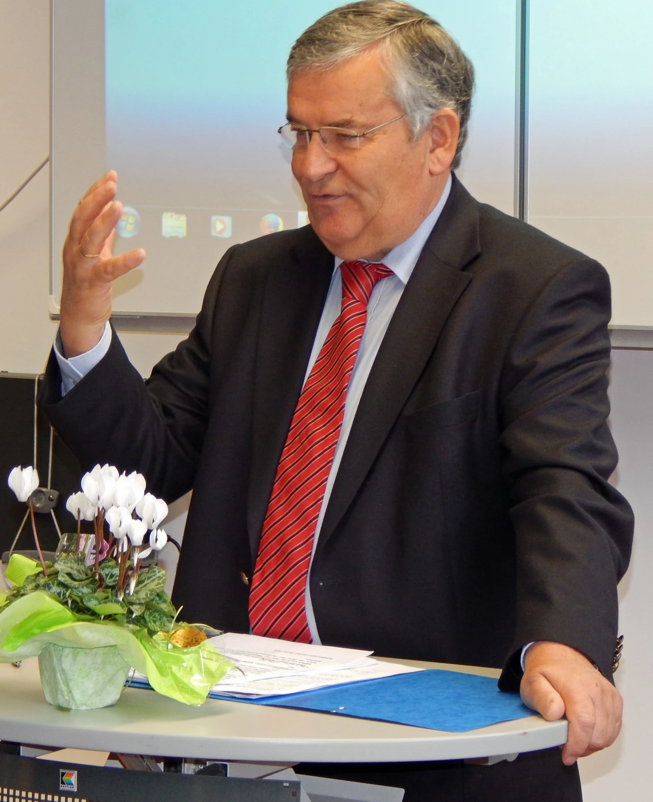 Der Kreis möchte dazu beitragen, dass der Wunsch der Pflege daheim möglichst erfüllt wird, sagt Landrat Hagen Jobi. (Foto: OBK)