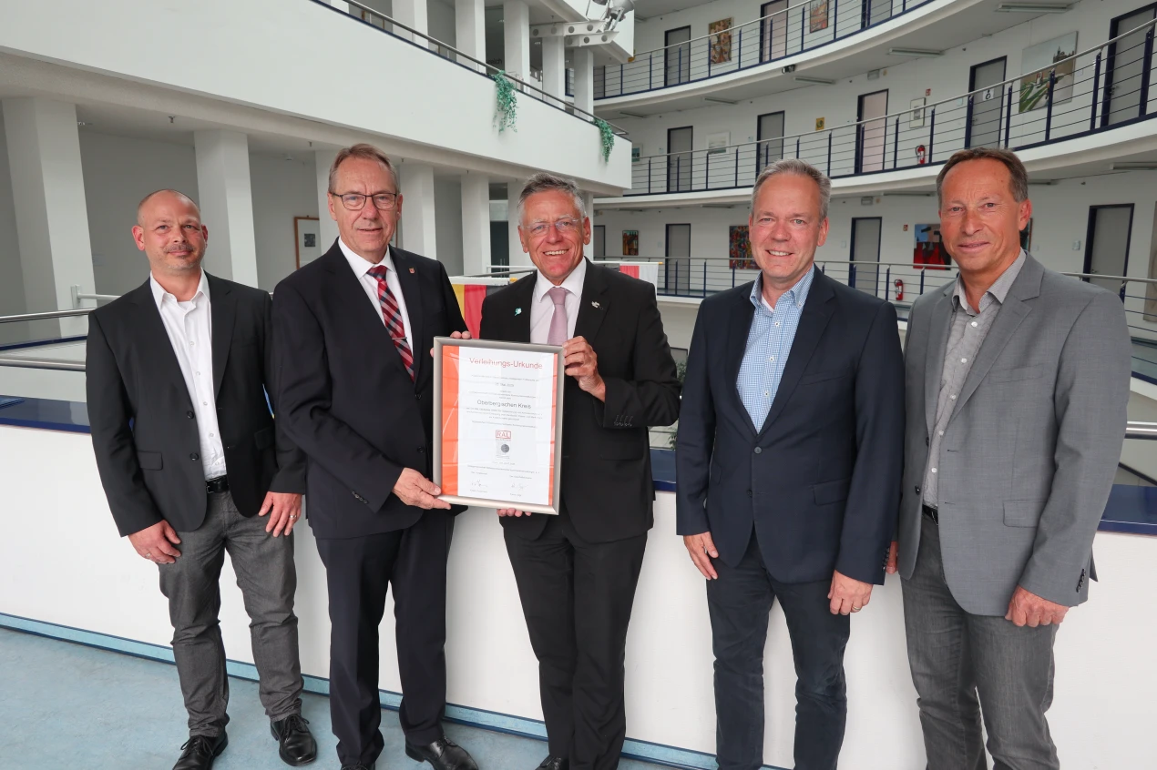 Tobias Wieber, Landrat Jochen Hagt, Hans-Jürgen Petrauschke, Kreisdirektor Klaus Grootens und Frank Herhaus. (Foto: OBK)