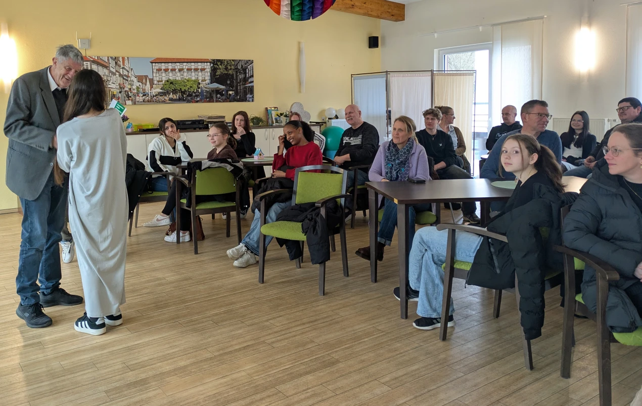 Feierlichen Übergabe der Sozialführerscheine der Ehrenamtsinitiative Weitblick durch den stellvertretenden Landrat Prof. Dr. Friedrich Wilke in Engelskirchen. (Foto: OBK)