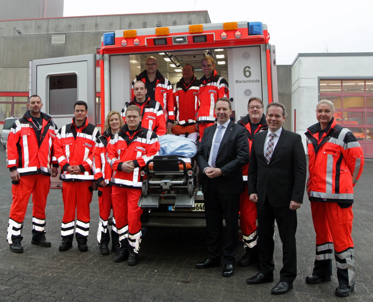 Kreisdirektor Jochen Hagt und Kreisdezernent Klaus Grootens mit dem Notärzteteam des Oberbergischen Kreises (Foto:OBK)   
