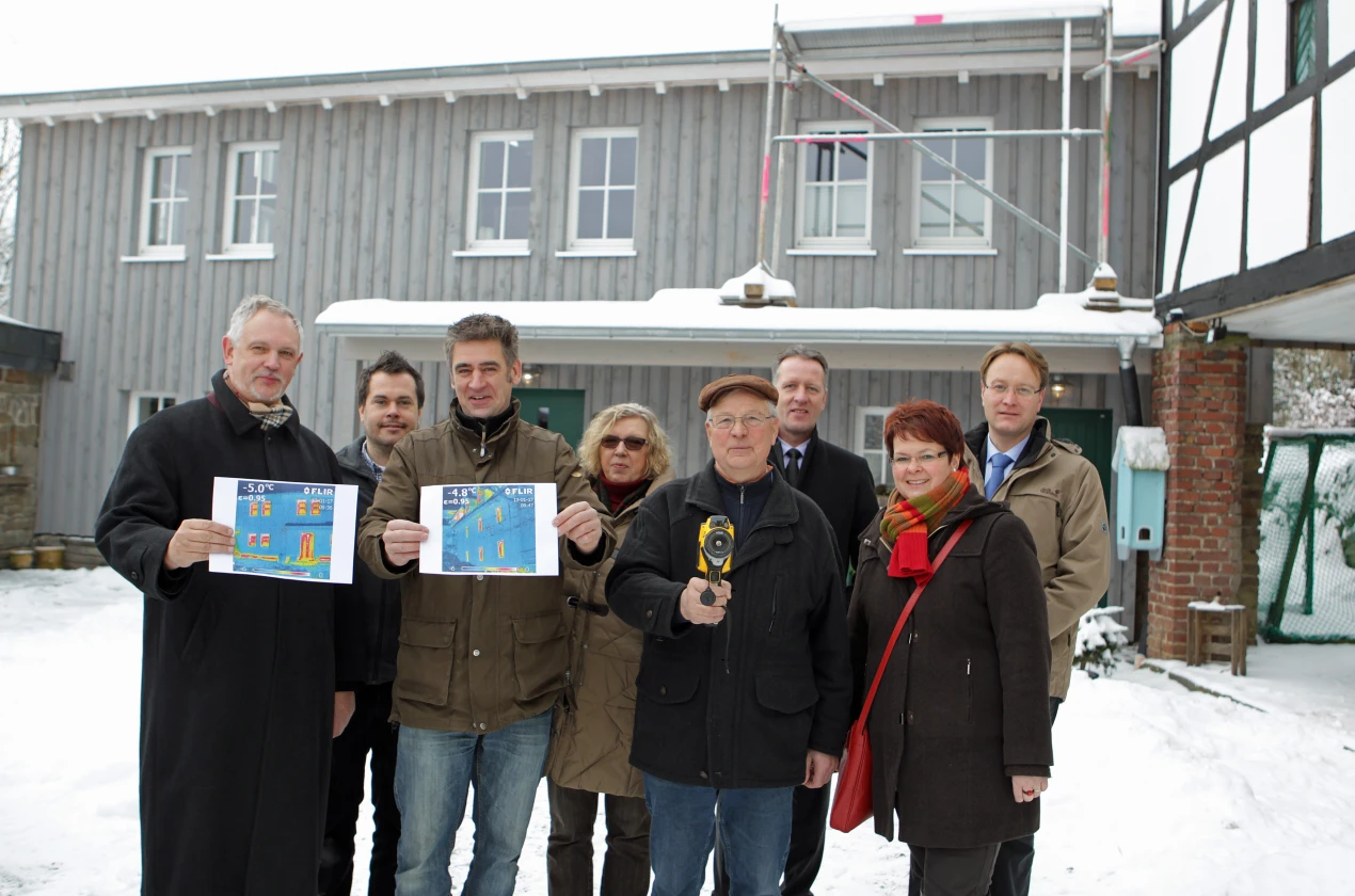 Baudezernent Uwe Stranz (l.) und Hauseigentümer Dirk Spannhoff präsentieren die Thermografieaufnahmen des Objekts. (Foto: OBK)