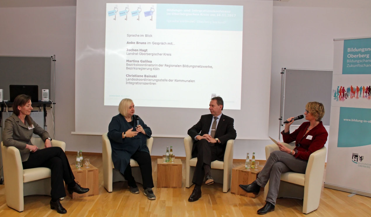 Fernsehjournalistin Anke Bruns (r.) moderierte die Gesprächsrunde mit Landrat Jochen Hagt, Martina Galiliea (g.l., Bezirksregierung Köln) und Christian Bainski (2.v.l., Landeskoordinierungsstelle der Kommunalen Integrationszentren) zum Thema Durchgängige Sprachbildung (Foto: OBK).