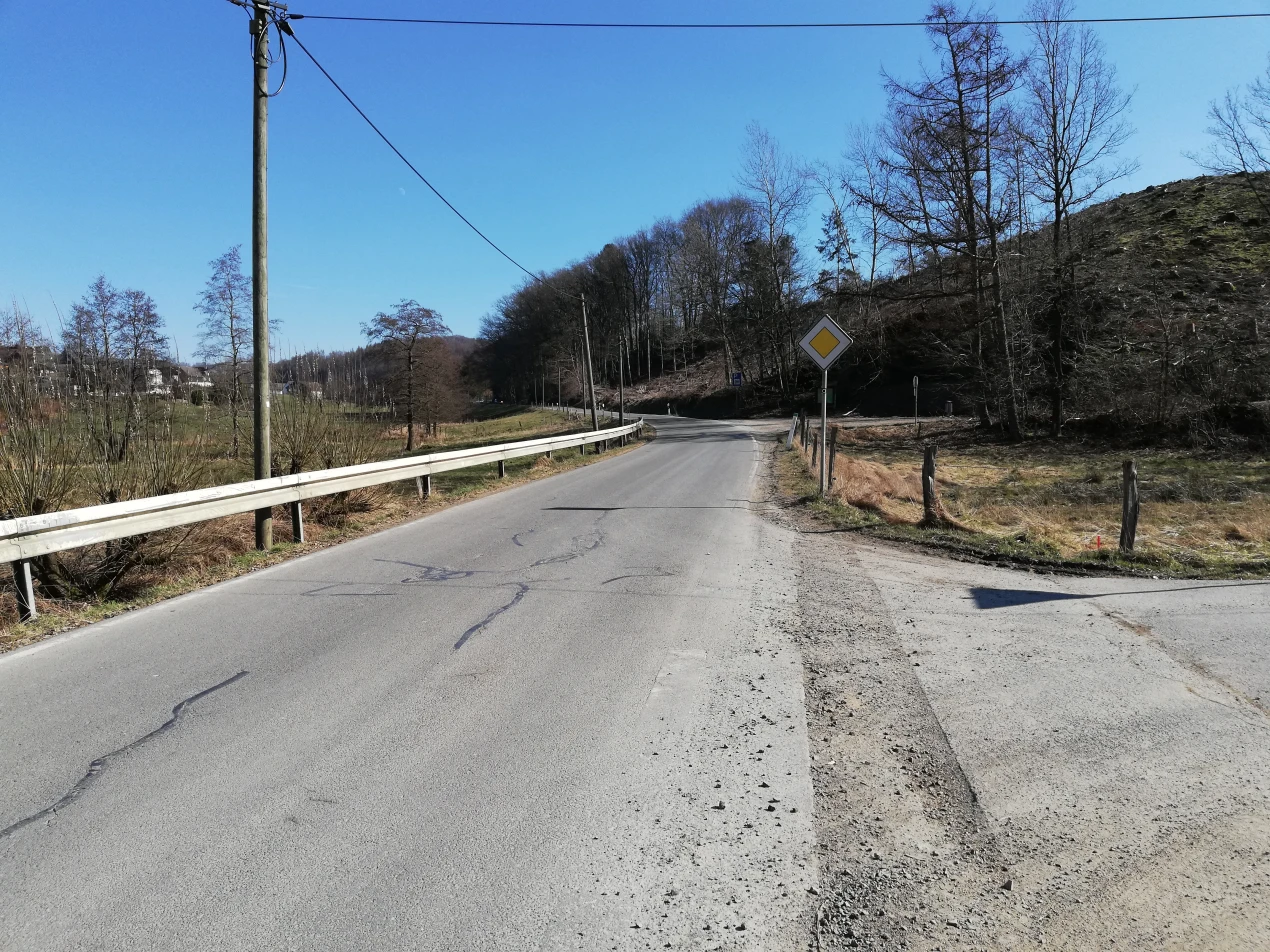 Die Bauarbeiten im letzten Abschnitt zur Erneuerung der Kreisstraße 18 im Flosbachtal starten Mitte Juni. (Foto: OBK)