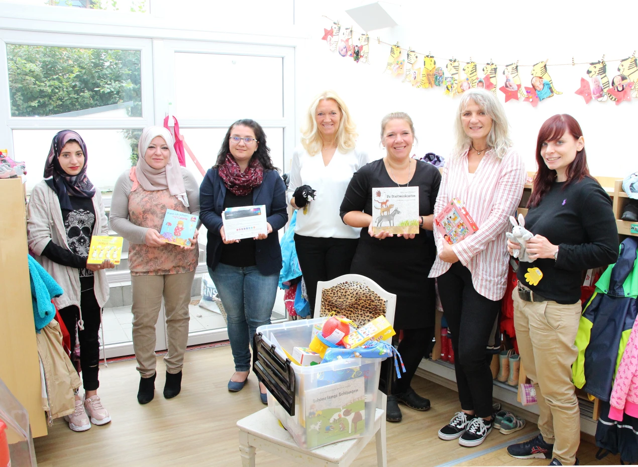 Manal Ben-Maemmer (Kindesmutter, v.l.), Hausbesucherin Mouna Awad, Julia Nagel (Programmkoordinatorin Opstapje), Gabi Hamacher (Waldbröl IB West gGmbH), Simone Faulenbach (Leitung des AWO Familienzentrum Louise-Schroeder) sowie Karin Kohl und Annabell Burba (beide Kreisjugendamt). (Foto: OBK)