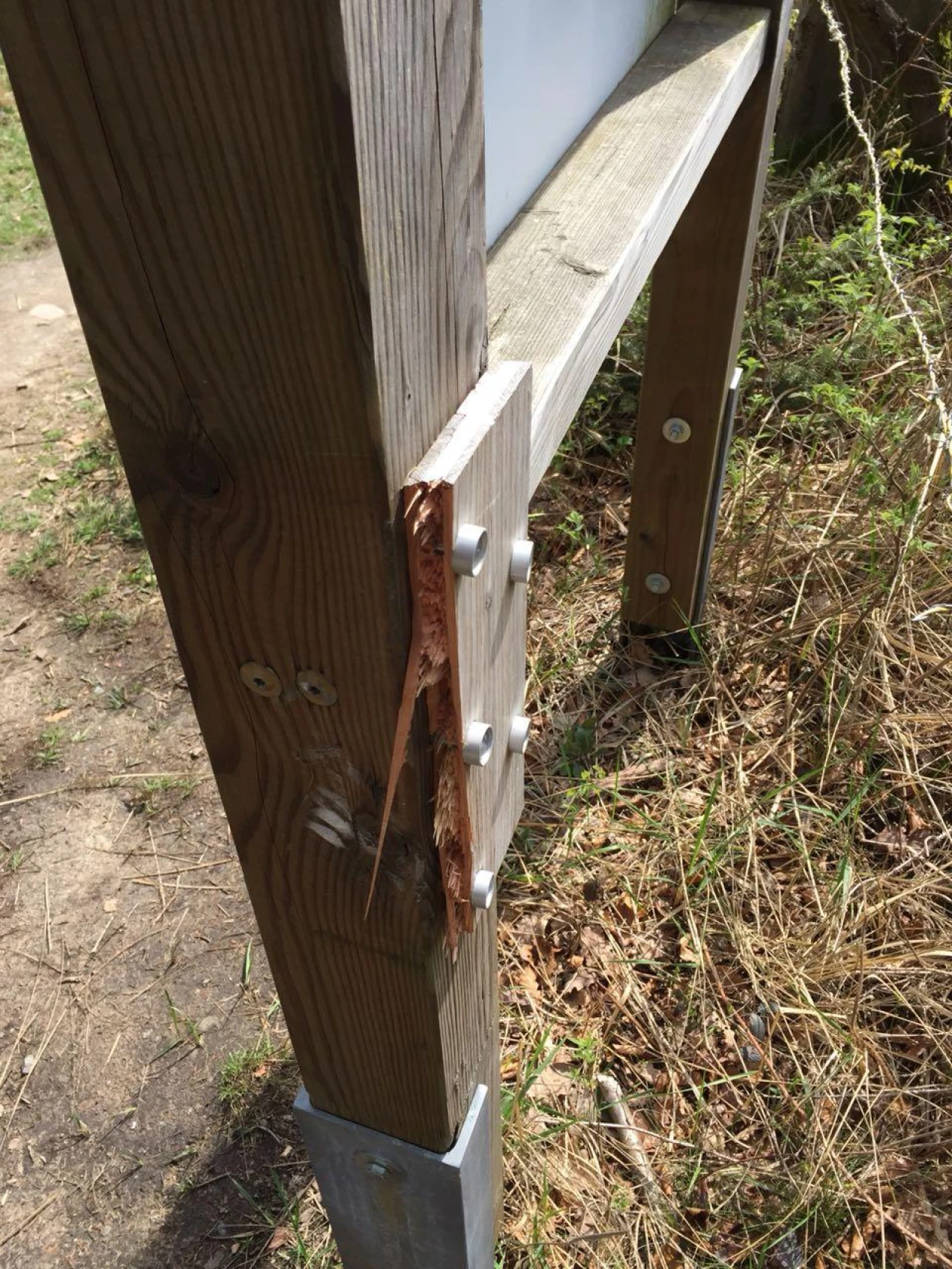 Deutliche Spuren von Vandalismus: der Kurbelkaste aus Holz wurde gewaltsam entfernt. (Naturpark Bergisches Land)