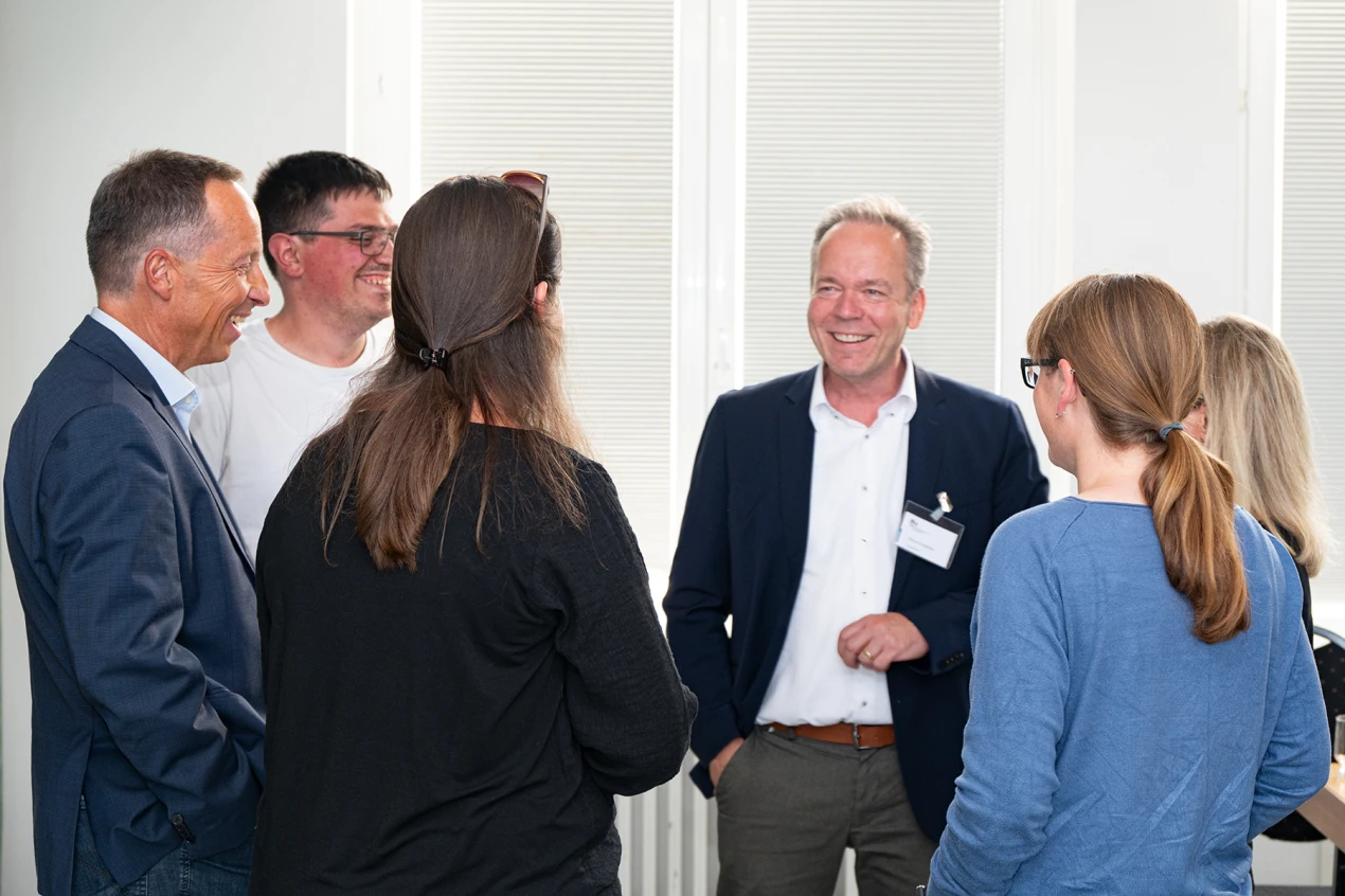 Kreisdirektor Klaus Grootens (M.) und Frank Herhaus, Dezernent für Planung, Regionalentwicklung und Umwelt (l.) freuen sich mit Vertretenden der Dorfgemeinschaften, dass auch in diesem Jahr wieder viele Projekte vor Ort aufgrund der Förderbescheide umgesetzt werden können. (Foto: OBK) 