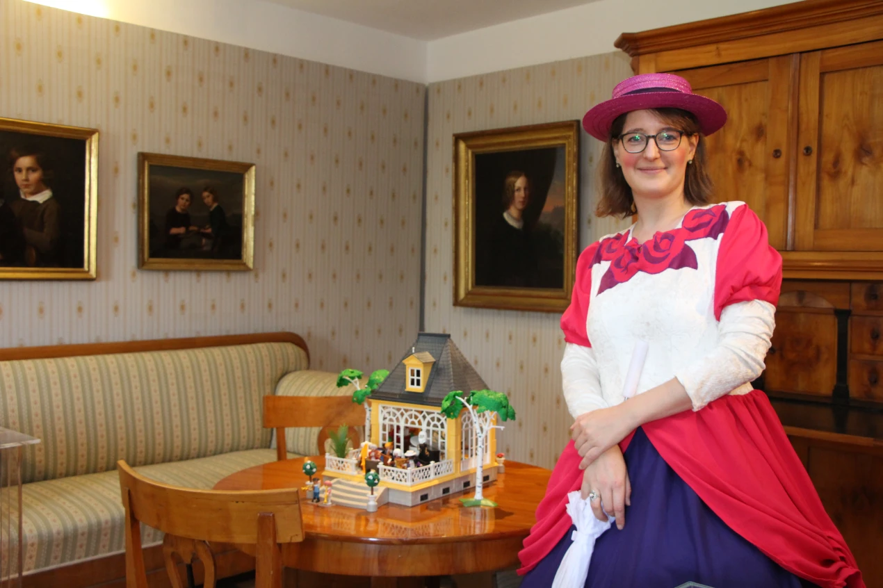 Die Dauerausstellung wird stets einbezogen: Museumspädagogin Miriam Klein im Biedermeier-Stil vor zeitgenössischer Kulisse. (Foto. OBK)  