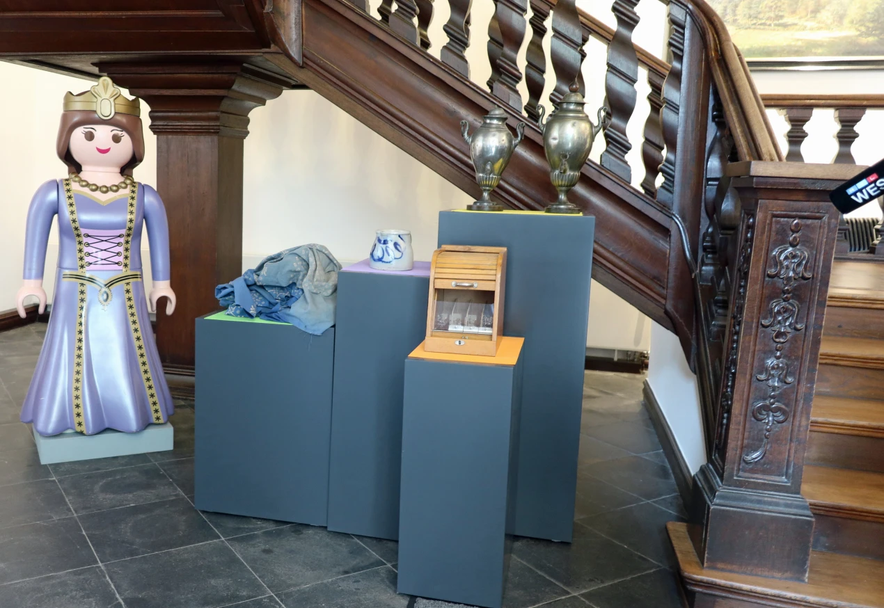 Im Eingangsbereich des Schlossmuseum empfängt eine große PLAYMOBIL-Prinzessin die kleinen und großen Besucherinnen und Besucher - die Ticketausgabe ist inzwischen ein Ausstellungsstück zur 100-jährigen Museumsgeschichte von Schloss Homburg. (Foto: OBK)  