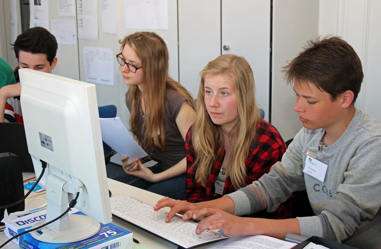 In der Pressestelle wurde auch das Formulieren einer Pressemitteilung zu einer fiktiven Geflügelpest ausprobiert. (Foto: OBK)