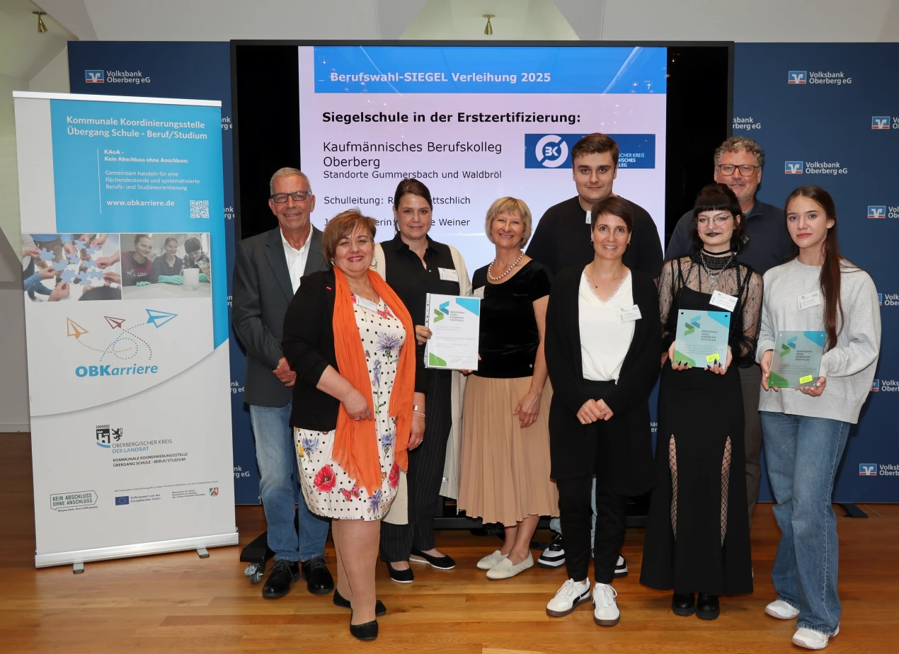 Erstmals als Berufswahl-SIEGEL Schule zertifiziert: Freude beim Kaufmännischen Berufskolleg Oberberg, Standorte Gummersbach und Waldbröl. (Foto: OBK)