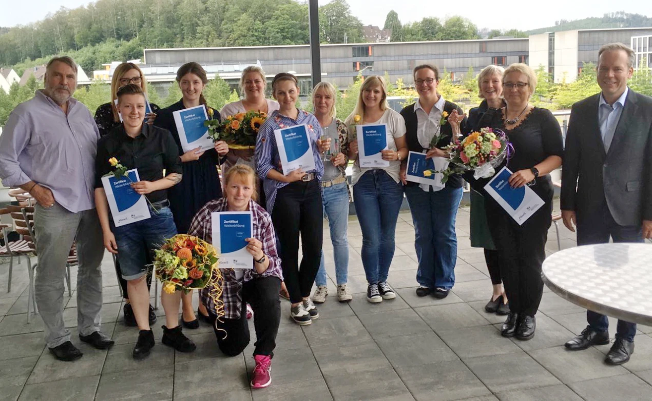 Feierstunde in der AGewiS: Neun Praxisaneliterinnen haben die Weiterbildung erfolgreich absolviert. (Foto: OBK)