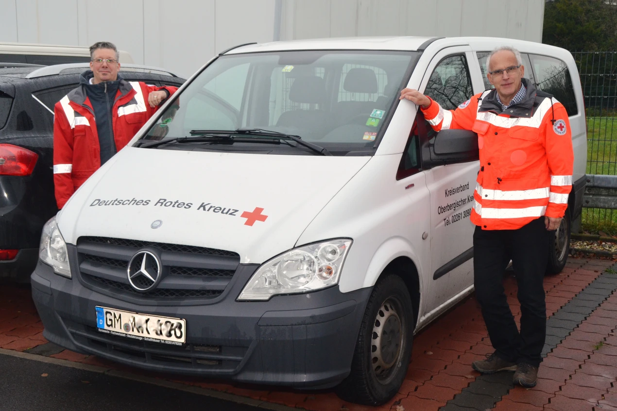 Ordnungsdezernent Dr. Christian Dickschen (r.) begleitete den Fahrdienst für behinderte Menschen des DRK Kreisverbands Oberberg (Foto: OBK).
