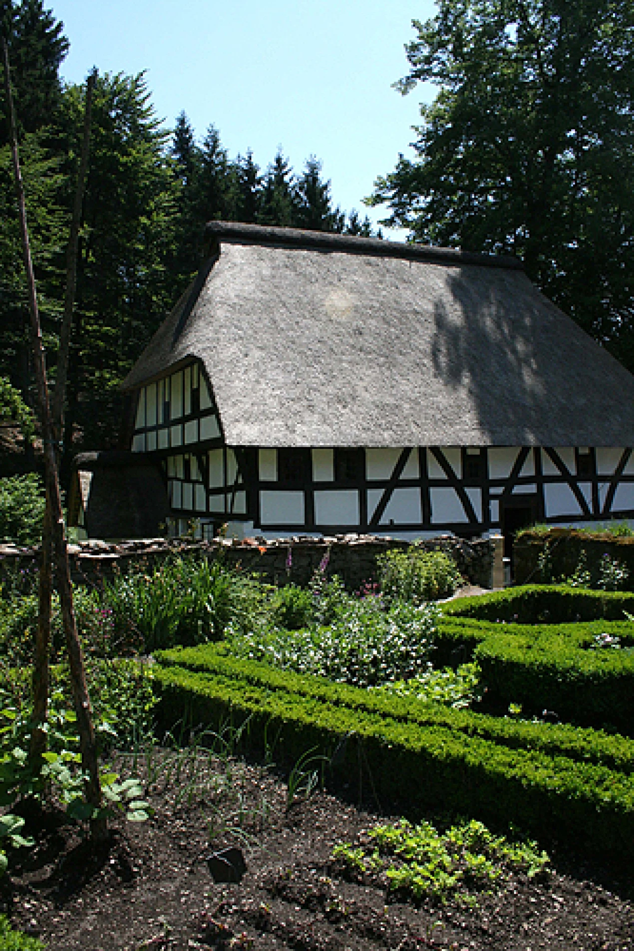 Eine Führung durch den historischen Bauerngarten von Haus Dahl bietet die Bergische Gartenarche am Sonntag an. (Foto: OBK) 