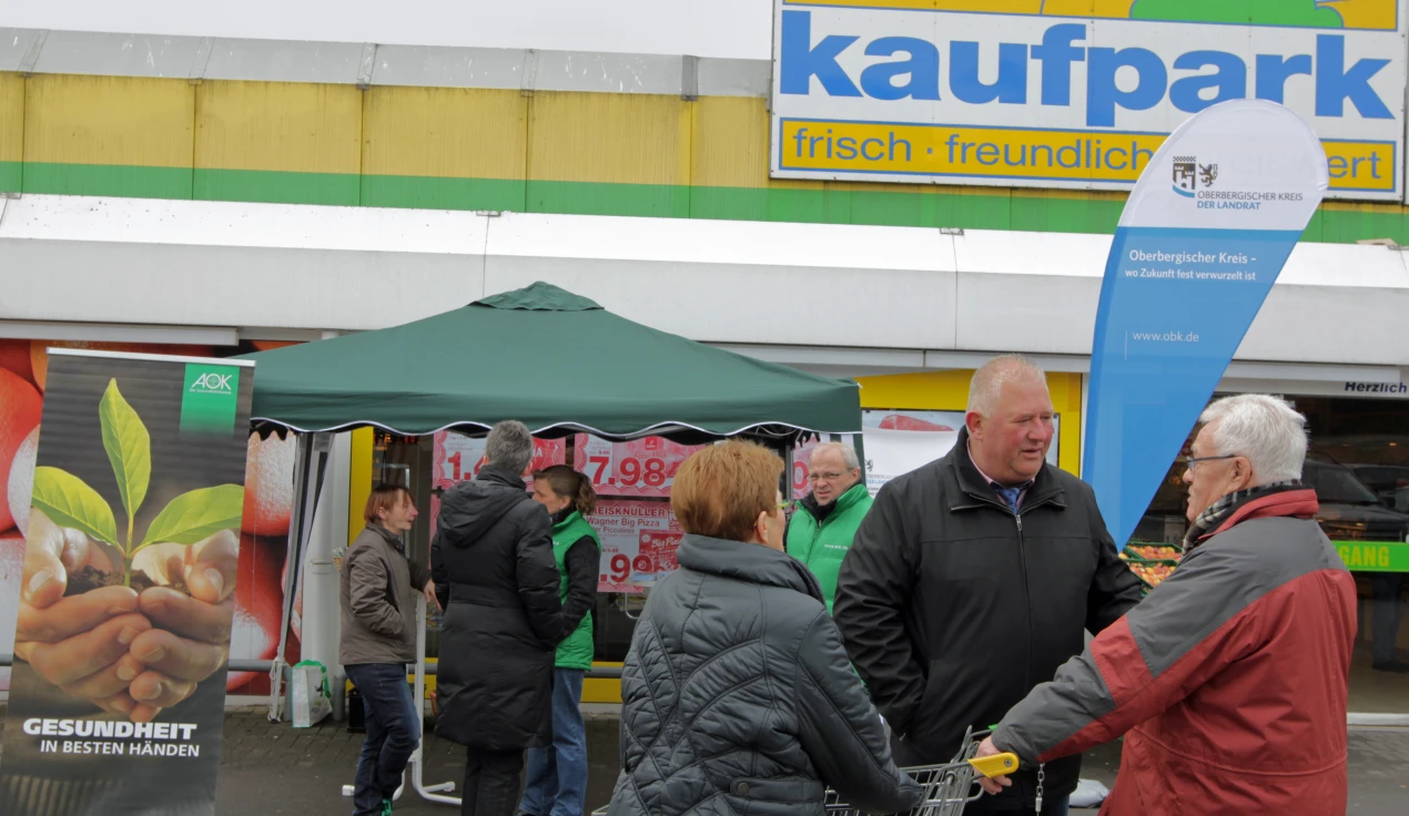 Das Info-Mobil Pflege berät die Bürger vor Ort. (Foto: OBK)
