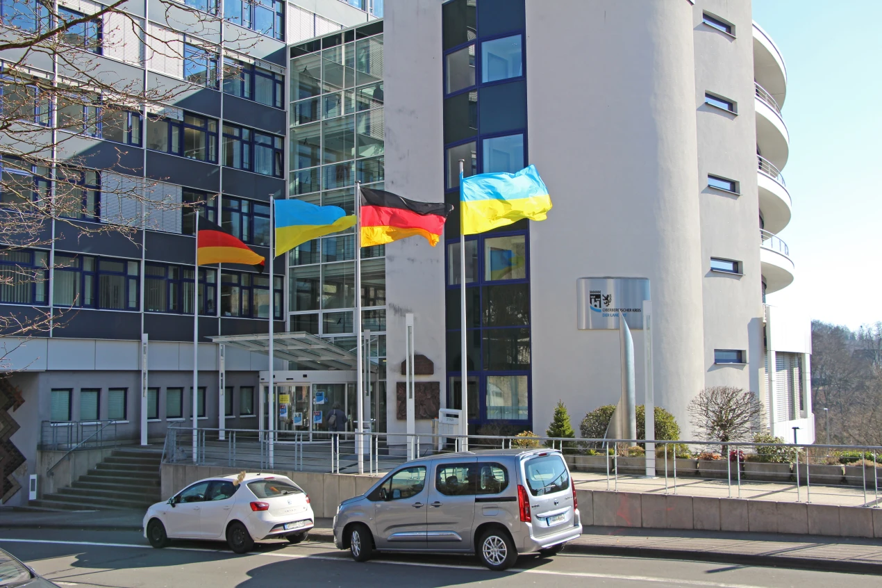 Vor dem Kreishaus weht als Zeichen der Solidarität aktuell auch die ukrainische Nationalflagge. (Foto: OBK)