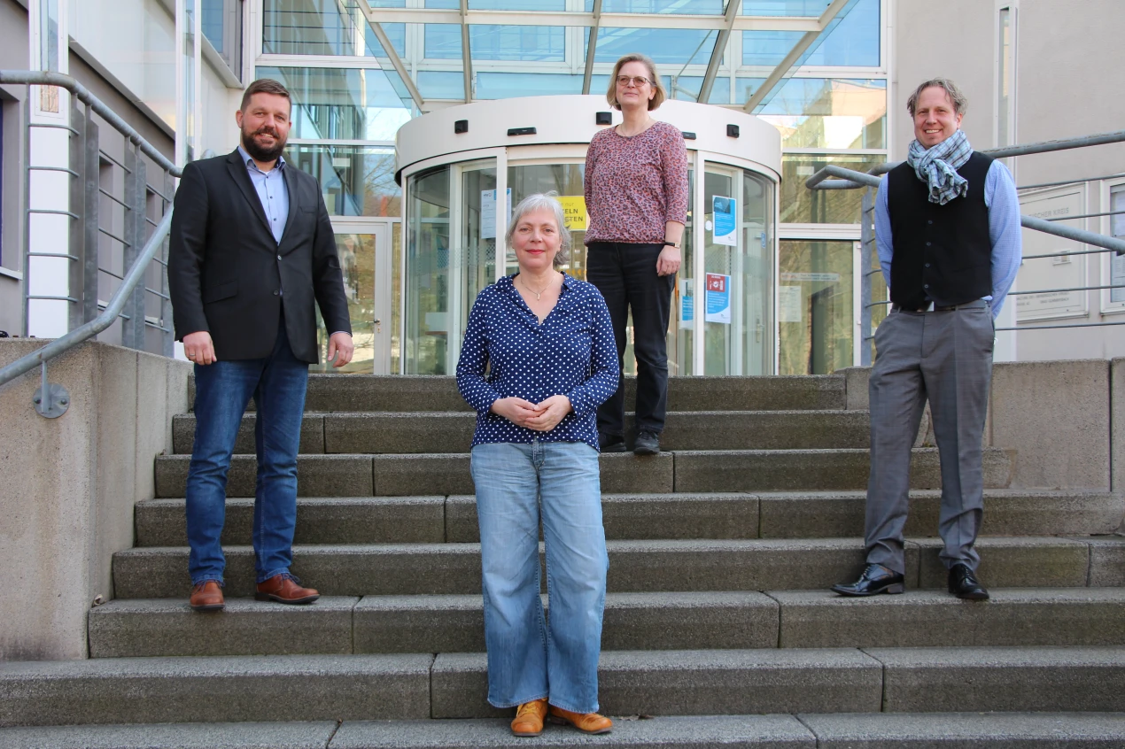 Offizieller Empfang im Kreishaus: Ulrike Anna Bleier (m.) freut sich auf ihre Tätigkeit als Regionenschreiberin im Bergischen Land, ebenso wie Kulturdezernent Felix Ammann (l.); Meike Utke, Geschäftsführung Regionales Kultur Programm Bergisches Land und Kulturamtsleiter Steffen Müller. (Foto: OBK)