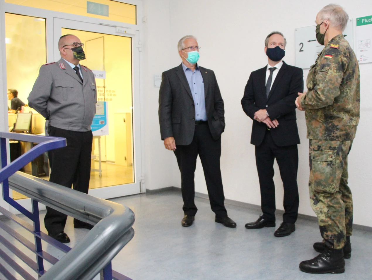 Im Gespräch, v.l.: Oberstleutnant Marco Tessitori (Kreisverbindungskommando der Bundeswehr, 1.v.l.), Reinhard Schneider (Leiter Leitungsstab des Oberbergischen Kreises), Kreisdirektor Klaus Grootens (2.v.l.) und General Gersdorf (Kommandeur Landeskommando NRW). (Foto: OBK)