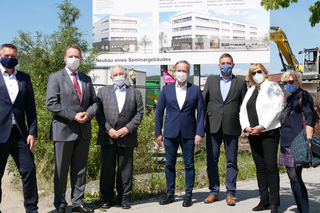 Freude über den Baubeginn des Erweiterungsgebäudes auf dem Steinmüller-Gelände (v.l.n.r.): Peter Orthen, Geschäftsführer der ALHO Systembau GmbH; Landrat Jochen Hagt; Albert Holschbach, Gesellschafter der ALHO Systembau GmbH; Kreisdirektor und Betriebsleiter AGewiS Klaus Grootens; Baudezernent Felix Ammann; Akademieleiterin Dr. Ursula Kriesten und Gabriele Keil-Riegert, Leiterin des Amtes für Immobilienwirtschaft. (Foto: OBK) 