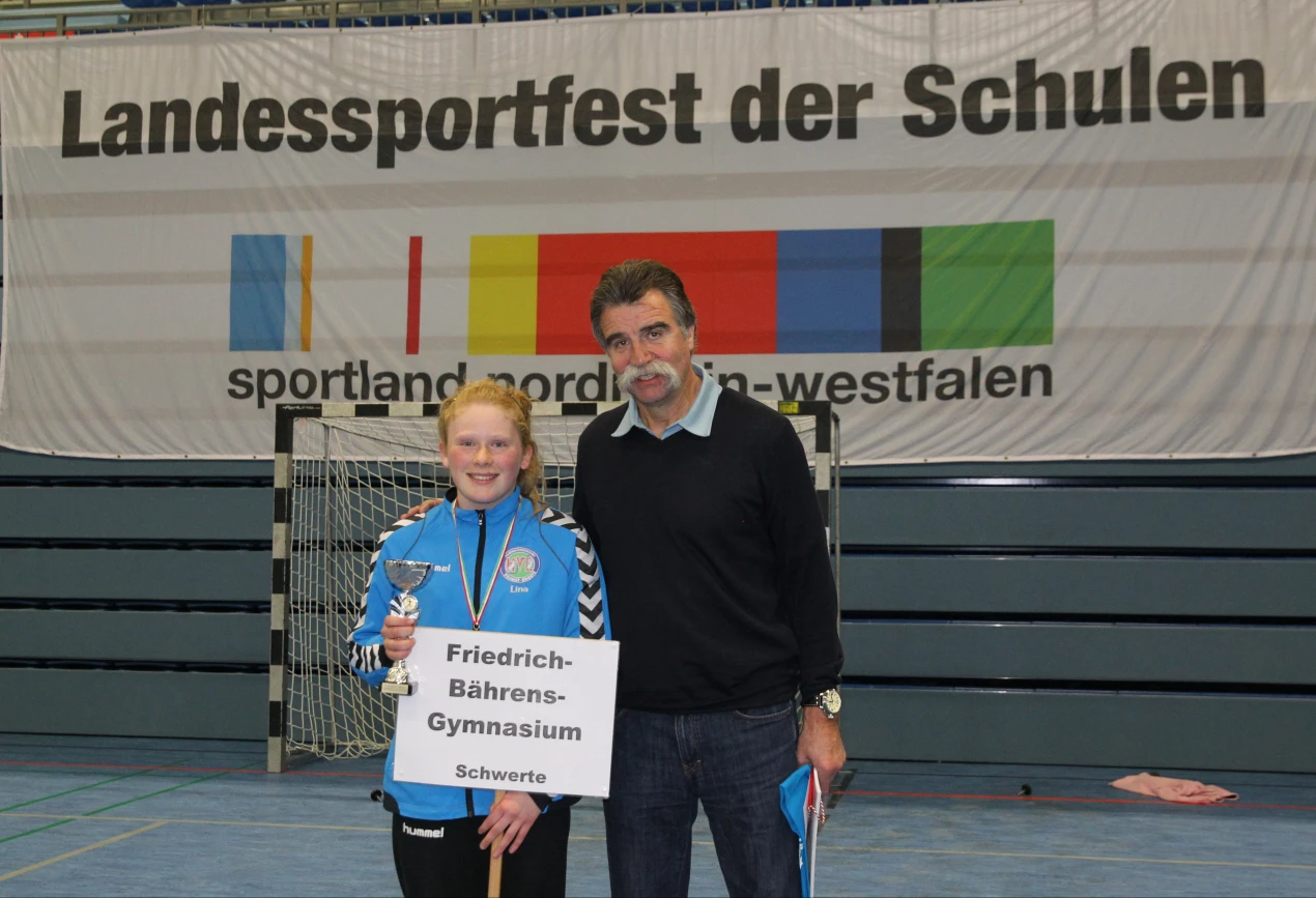 Am Rande der Siegerehrung gab es für die Spielerinnen die Möglichkeit sich mit Heiner Brand ablichten zu lassen. (Foto: OBK)